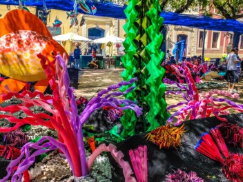 Фотоотчёт: Пласа дель Норд (Plaça del Nord): «Аквариум Норд» — украшение, которое заставит вас почувствовать себя как рыба в аквариуме. (‘La peixera del Nord’. Un guarniment que ens farà sentir com peixos a la peixera.) - Феста Майор де Грасиа 2024 (Festa Major de Gràcia 2024)