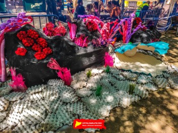 Фотоотчёт: Пласа дель Норд (Plaça del Nord): «Аквариум Норд» — украшение, которое заставит вас почувствовать себя как рыба в аквариуме. (‘La peixera del Nord’. Un guarniment que ens farà sentir com peixos a la peixera.) - Феста Майор де Грасиа 2024 (Festa Major de Gràcia 2024)