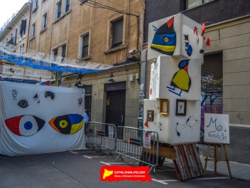 Пласета де Сант Микель (Placeta de Sant Miquel i Rodalies): «МироГрасия» — дань уважения Жоану Миро. (‘MiróGràcia’. Un homenatge a Joan Miró.) - Феста Майор де Грасиа 2024 (Festa Major de Gràcia 2024)