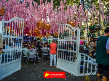 Пласа Ровира и Триас (Plaça de Rovira i Trias): «Свадебная часовня» — большая свадебная часовня в стиле Лас-Вегаса. (‘Wedding Chapel’. Una gra capella de núpcies a l’estil Las Vegas.) - Феста Майор де Грасиа 2024 (Festa Major de Gràcia 2024)	