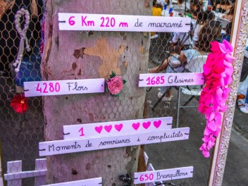 Пласа Ровира и Триас (Plaça de Rovira i Trias): «Свадебная часовня» — большая свадебная часовня в стиле Лас-Вегаса. (‘Wedding Chapel’. Una gra capella de núpcies a l’estil Las Vegas.) - Феста Майор де Грасиа 2024 (Festa Major de Gràcia 2024)	
