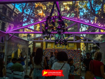 Пласа Ровира и Триас (Plaça de Rovira i Trias): «Свадебная часовня» — большая свадебная часовня в стиле Лас-Вегаса. (‘Wedding Chapel’. Una gra capella de núpcies a l’estil Las Vegas.) - Феста Майор де Грасиа 2024 (Festa Major de Gràcia 2024)	