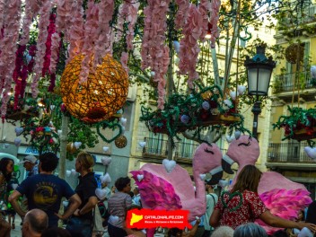 Пласа Ровира и Триас (Plaça de Rovira i Trias): «Свадебная часовня» — большая свадебная часовня в стиле Лас-Вегаса. (‘Wedding Chapel’. Una gra capella de núpcies a l’estil Las Vegas.) - Феста Майор де Грасиа 2024 (Festa Major de Gràcia 2024)	