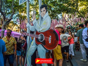 Пласа Ровира и Триас (Plaça de Rovira i Trias): «Свадебная часовня» — большая свадебная часовня в стиле Лас-Вегаса. (‘Wedding Chapel’. Una gra capella de núpcies a l’estil Las Vegas.) - Феста Майор де Грасиа 2024 (Festa Major de Gràcia 2024)	