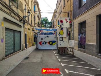 Пласета де Сант Микель (Placeta de Sant Miquel i Rodalies): «МироГрасия» — дань уважения Жоану Миро. (‘MiróGràcia’. Un homenatge a Joan Miró.) - Феста Майор де Грасиа 2024 (Festa Major de Gràcia 2024)