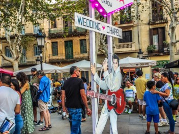 Пласа Ровира и Триас (Plaça de Rovira i Trias): «Свадебная часовня» — большая свадебная часовня в стиле Лас-Вегаса. (‘Wedding Chapel’. Una gra capella de núpcies a l’estil Las Vegas.) - Феста Майор де Грасиа 2024 (Festa Major de Gràcia 2024)	
