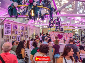 Пласа Ровира и Триас (Plaça de Rovira i Trias): «Свадебная часовня» — большая свадебная часовня в стиле Лас-Вегаса. (‘Wedding Chapel’. Una gra capella de núpcies a l’estil Las Vegas.) - Феста Майор де Грасиа 2024 (Festa Major de Gràcia 2024)	