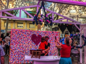 Пласа Ровира и Триас (Plaça de Rovira i Trias): «Свадебная часовня» — большая свадебная часовня в стиле Лас-Вегаса. (‘Wedding Chapel’. Una gra capella de núpcies a l’estil Las Vegas.) - Феста Майор де Грасиа 2024 (Festa Major de Gràcia 2024)	