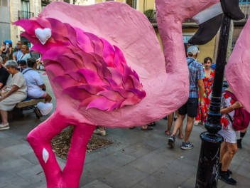 Пласа Ровира и Триас (Plaça de Rovira i Trias): «Свадебная часовня» — большая свадебная часовня в стиле Лас-Вегаса. (‘Wedding Chapel’. Una gra capella de núpcies a l’estil Las Vegas.) - Феста Майор де Грасиа 2024 (Festa Major de Gràcia 2024)	