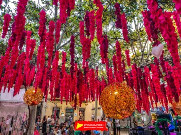 Пласа Ровира и Триас (Plaça de Rovira i Trias): «Свадебная часовня» — большая свадебная часовня в стиле Лас-Вегаса. (‘Wedding Chapel’. Una gra capella de núpcies a l’estil Las Vegas.) - Феста Майор де Грасиа 2024 (Festa Major de Gràcia 2024)	
