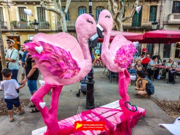 Пласа Ровира и Триас (Plaça de Rovira i Trias): «Свадебная часовня» — большая свадебная часовня в стиле Лас-Вегаса. (‘Wedding Chapel’. Una gra capella de núpcies a l’estil Las Vegas.) - Феста Майор де Грасиа 2024 (Festa Major de Gràcia 2024)	