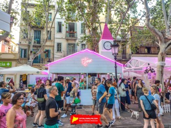 Пласа Ровира и Триас (Plaça de Rovira i Trias): «Свадебная часовня» — большая свадебная часовня в стиле Лас-Вегаса. (‘Wedding Chapel’. Una gra capella de núpcies a l’estil Las Vegas.) - Феста Майор де Грасиа 2024 (Festa Major de Gràcia 2024)	