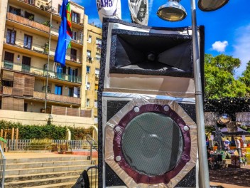 Пласа дель Побле Гитано (Plaça del Poble Gitano): «Диско Грасия 24» — ностальгический взгляд на старые дискотеки Параллеля. (‘Disco Gràcia 24’. Una visió nostàlgica de les antigues discoteques del Paral·lel.) - Феста Майор де Грасиа 2024 (Festa Major de Gràcia 2024)