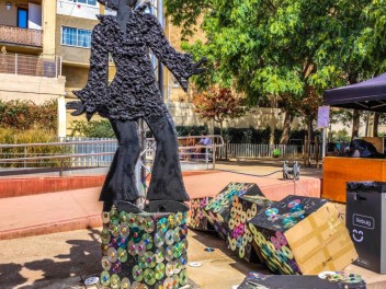 Пласа дель Побле Гитано (Plaça del Poble Gitano): «Диско Грасия 24» — ностальгический взгляд на старые дискотеки Параллеля. (‘Disco Gràcia 24’. Una visió nostàlgica de les antigues discoteques del Paral·lel.) - Феста Майор де Грасиа 2024 (Festa Major de Gràcia 2024)