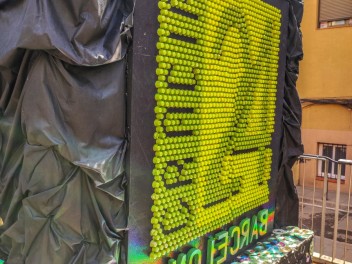Пласа дель Побле Гитано (Plaça del Poble Gitano): «Диско Грасия 24» — ностальгический взгляд на старые дискотеки Параллеля. (‘Disco Gràcia 24’. Una visió nostàlgica de les antigues discoteques del Paral·lel.) - Феста Майор де Грасиа 2024 (Festa Major de Gràcia 2024)