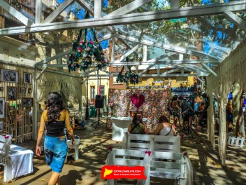 Пласа Ровира и Триас (Plaça de Rovira i Trias): «Свадебная часовня» — большая свадебная часовня в стиле Лас-Вегаса. (‘Wedding Chapel’. Una gra capella de núpcies a l’estil Las Vegas.) - Феста Майор де Грасиа 2024 (Festa Major de Gràcia 2024)	