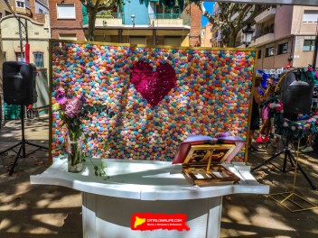 Пласа Ровира и Триас (Plaça de Rovira i Trias): «Свадебная часовня» — большая свадебная часовня в стиле Лас-Вегаса. (‘Wedding Chapel’. Una gra capella de núpcies a l’estil Las Vegas.) - Феста Майор де Грасиа 2024 (Festa Major de Gràcia 2024)	