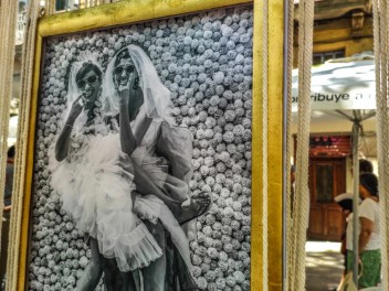 Пласа Ровира и Триас (Plaça de Rovira i Trias): «Свадебная часовня» — большая свадебная часовня в стиле Лас-Вегаса. (‘Wedding Chapel’. Una gra capella de núpcies a l’estil Las Vegas.) - Феста Майор де Грасиа 2024 (Festa Major de Gràcia 2024)	