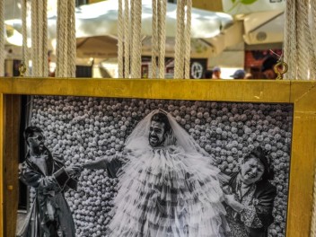 Пласа Ровира и Триас (Plaça de Rovira i Trias): «Свадебная часовня» — большая свадебная часовня в стиле Лас-Вегаса. (‘Wedding Chapel’. Una gra capella de núpcies a l’estil Las Vegas.) - Феста Майор де Грасиа 2024 (Festa Major de Gràcia 2024)	