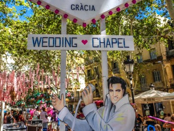 Пласа Ровира и Триас (Plaça de Rovira i Trias): «Свадебная часовня» — большая свадебная часовня в стиле Лас-Вегаса. (‘Wedding Chapel’. Una gra capella de núpcies a l’estil Las Vegas.) - Феста Майор де Грасиа 2024 (Festa Major de Gràcia 2024)	