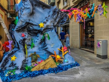 Улица Берга (Carrer de Berga): «Подводный мир» — прогулка по морскому дну (‘El fons del mar’. Un passeig pel fons marí) - Феста Майор де Грасиа 2024 (Festa Major de Gràcia 2024)