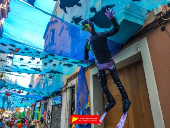 Улица Берга (Carrer de Berga): «Подводный мир» — прогулка по морскому дну (‘El fons del mar’. Un passeig pel fons marí) - Феста Майор де Грасиа 2024 (Festa Major de Gràcia 2024)