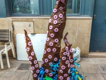 Улица Берга (Carrer de Berga): «Подводный мир» — прогулка по морскому дну (‘El fons del mar’. Un passeig pel fons marí) - Феста Майор де Грасиа 2024 (Festa Major de Gràcia 2024)