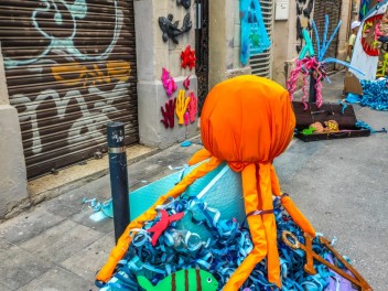 Улица Берга (Carrer de Berga): «Подводный мир» — прогулка по морскому дну (‘El fons del mar’. Un passeig pel fons marí) - Феста Майор де Грасиа 2024 (Festa Major de Gràcia 2024)