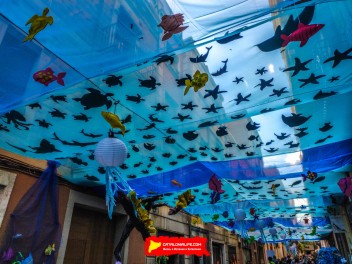 Улица Берга (Carrer de Berga): «Подводный мир» — прогулка по морскому дну (‘El fons del mar’. Un passeig pel fons marí) - Феста Майор де Грасиа 2024 (Festa Major de Gràcia 2024)