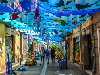 Улица Берга (Carrer de Berga): «Подводный мир» — прогулка по морскому дну (‘El fons del mar’. Un passeig pel fons marí) - Феста Майор де Грасиа 2024 (Festa Major de Gràcia 2024)