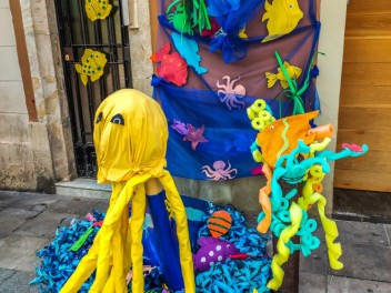 Улица Берга (Carrer de Berga): «Подводный мир» — прогулка по морскому дну (‘El fons del mar’. Un passeig pel fons marí) - Феста Майор де Грасиа 2024 (Festa Major de Gràcia 2024)