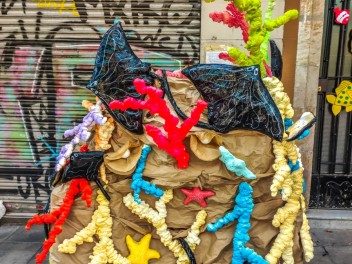Улица Берга (Carrer de Berga): «Подводный мир» — прогулка по морскому дну (‘El fons del mar’. Un passeig pel fons marí) - Феста Майор де Грасиа 2024 (Festa Major de Gràcia 2024)