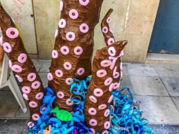 Улица Берга (Carrer de Berga): «Подводный мир» — прогулка по морскому дну (‘El fons del mar’. Un passeig pel fons marí) - Феста Майор де Грасиа 2024 (Festa Major de Gràcia 2024)