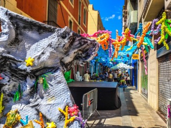Улица Берга (Carrer de Berga): «Подводный мир» — прогулка по морскому дну (‘El fons del mar’. Un passeig pel fons marí) - Феста Майор де Грасиа 2024 (Festa Major de Gràcia 2024)