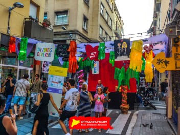 Улица Повиденсия (Carrer de la Providència): «ПровиВегас» — украшение, которое перенесет вас в Лас-Вегас. (‘ProviVegas’. Un guarniment que et farà sentir a Las Vegas.) - Феста Майор де Грасиа 2024 (Festa Major de Gràcia 2024)