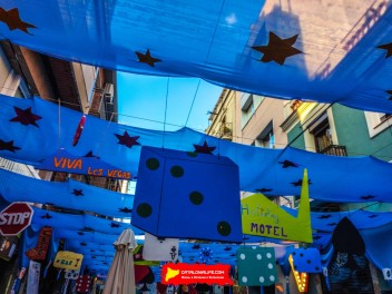 Улица Повиденсия (Carrer de la Providència): «ПровиВегас» — украшение, которое перенесет вас в Лас-Вегас. (‘ProviVegas’. Un guarniment que et farà sentir a Las Vegas.) - Феста Майор де Грасиа 2024 (Festa Major de Gràcia 2024)