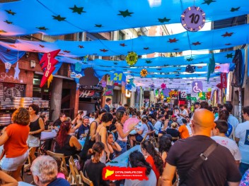 Улица Повиденсия (Carrer de la Providència): «ПровиВегас» — украшение, которое перенесет вас в Лас-Вегас. (‘ProviVegas’. Un guarniment que et farà sentir a Las Vegas.) - Феста Майор де Грасиа 2024 (Festa Major de Gràcia 2024)