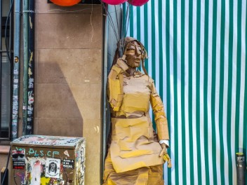 Улица Верди (Carrer de Verdi): «Крытая площадь» — дань уважения временным крытым площадкам, возводившимся в Грасии для праздников с XIX века до 70-х годов. (Un homenatge als envelats que s’aixecaven a Gràcia durant la festa major, des del segle XIX fins als anys 70.) - Феста Майор де Грасиа 2024 (Festa Major de Gràcia 2024)