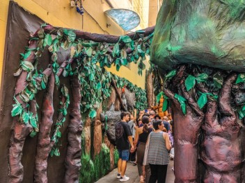 Улица Моцарт (Carrer de Mozart): «Моцартзаки» — путешествие в Японию студии Гибли. (‘MozartZaki’. Un viatge al Japó de l’estudi Ghibli.) - Феста Майор де Грасиа 2024 (Festa Major de Gràcia 2024)