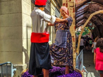 Улица Ллибертат (Carrer de la Llibertat): «Винный погреб Либертат» — дань культуре вина. (‘Celler Llibertat’. Un homenatge a la cultura del vi.) - Феста Майор де Грасиа 2024 (Festa Major de Gràcia 2024)