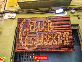 Улица Ллибертат (Carrer de la Llibertat): «Винный погреб Либертат» — дань культуре вина. (‘Celler Llibertat’. Un homenatge a la cultura del vi.) - Феста Майор де Грасиа 2024 (Festa Major de Gràcia 2024)