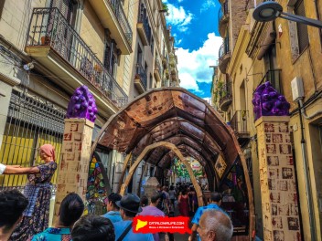 Улица Ллибертат (Carrer de la Llibertat): «Винный погреб Либертат» — дань культуре вина. (‘Celler Llibertat’. Un homenatge a la cultura del vi.) - Феста Майор де Грасиа 2024 (Festa Major de Gràcia 2024)