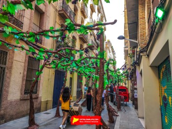 Улица Ллибертат (Carrer de la Llibertat): «Винный погреб Либертат» — дань культуре вина. (‘Celler Llibertat’. Un homenatge a la cultura del vi.) - Феста Майор де Грасиа 2024 (Festa Major de Gràcia 2024)