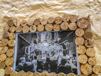 Улица Ллибертат (Carrer de la Llibertat): «Винный погреб Либертат» — дань культуре вина. (‘Celler Llibertat’. Un homenatge a la cultura del vi.) - Феста Майор де Грасиа 2024 (Festa Major de Gràcia 2024)
