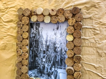 Улица Ллибертат (Carrer de la Llibertat): «Винный погреб Либертат» — дань культуре вина. (‘Celler Llibertat’. Un homenatge a la cultura del vi.) - Феста Майор де Грасиа 2024 (Festa Major de Gràcia 2024)
