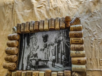 Улица Ллибертат (Carrer de la Llibertat): «Винный погреб Либертат» — дань культуре вина. (‘Celler Llibertat’. Un homenatge a la cultura del vi.) - Феста Майор де Грасиа 2024 (Festa Major de Gràcia 2024)