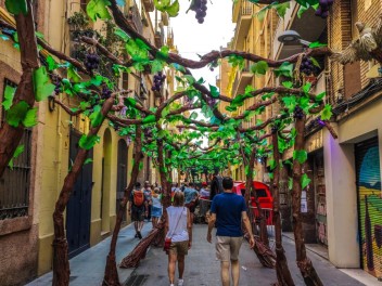 Улица Ллибертат (Carrer de la Llibertat): «Винный погреб Либертат» — дань культуре вина. (‘Celler Llibertat’. Un homenatge a la cultura del vi.) - Феста Майор де Грасиа 2024 (Festa Major de Gràcia 2024)