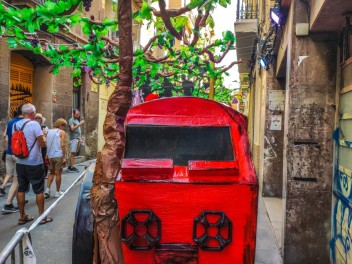 Улица Ллибертат (Carrer de la Llibertat): «Винный погреб Либертат» — дань культуре вина. (‘Celler Llibertat’. Un homenatge a la cultura del vi.) - Феста Майор де Грасиа 2024 (Festa Major de Gràcia 2024)