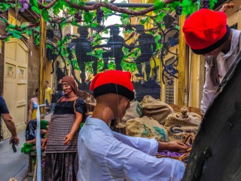 Улица Ллибертат (Carrer de la Llibertat): «Винный погреб Либертат» — дань культуре вина. (‘Celler Llibertat’. Un homenatge a la cultura del vi.) - Феста Майор де Грасиа 2024 (Festa Major de Gràcia 2024)