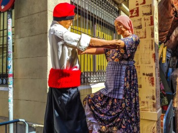 Улица Ллибертат (Carrer de la Llibertat): «Винный погреб Либертат» — дань культуре вина. (‘Celler Llibertat’. Un homenatge a la cultura del vi.) - Феста Майор де Грасиа 2024 (Festa Major de Gràcia 2024)